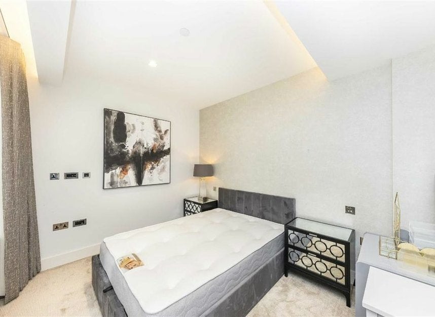 Flat Albert Embankment in Greater London