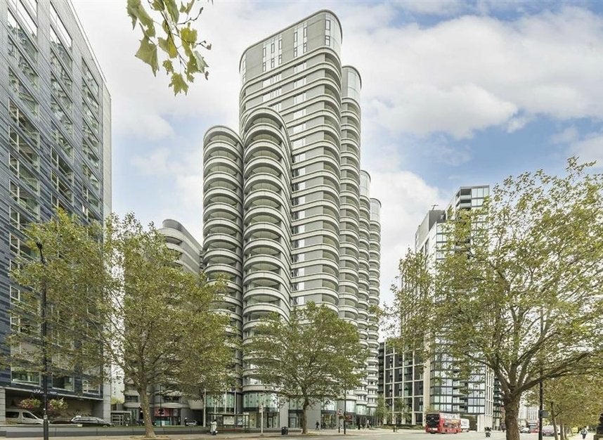 Flat Albert Embankment in Greater London
