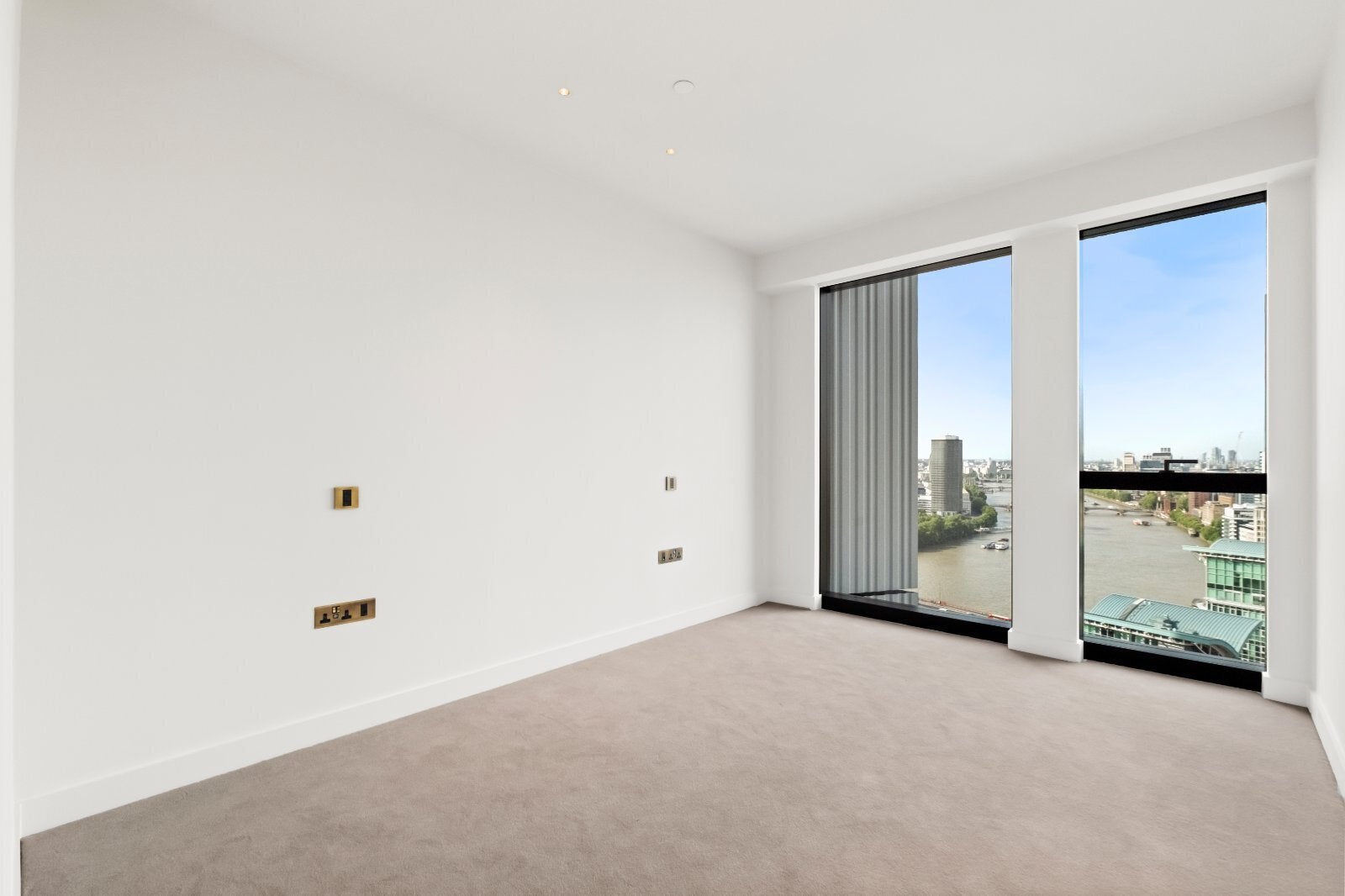 Flat Nine Elms Lane in Greater London