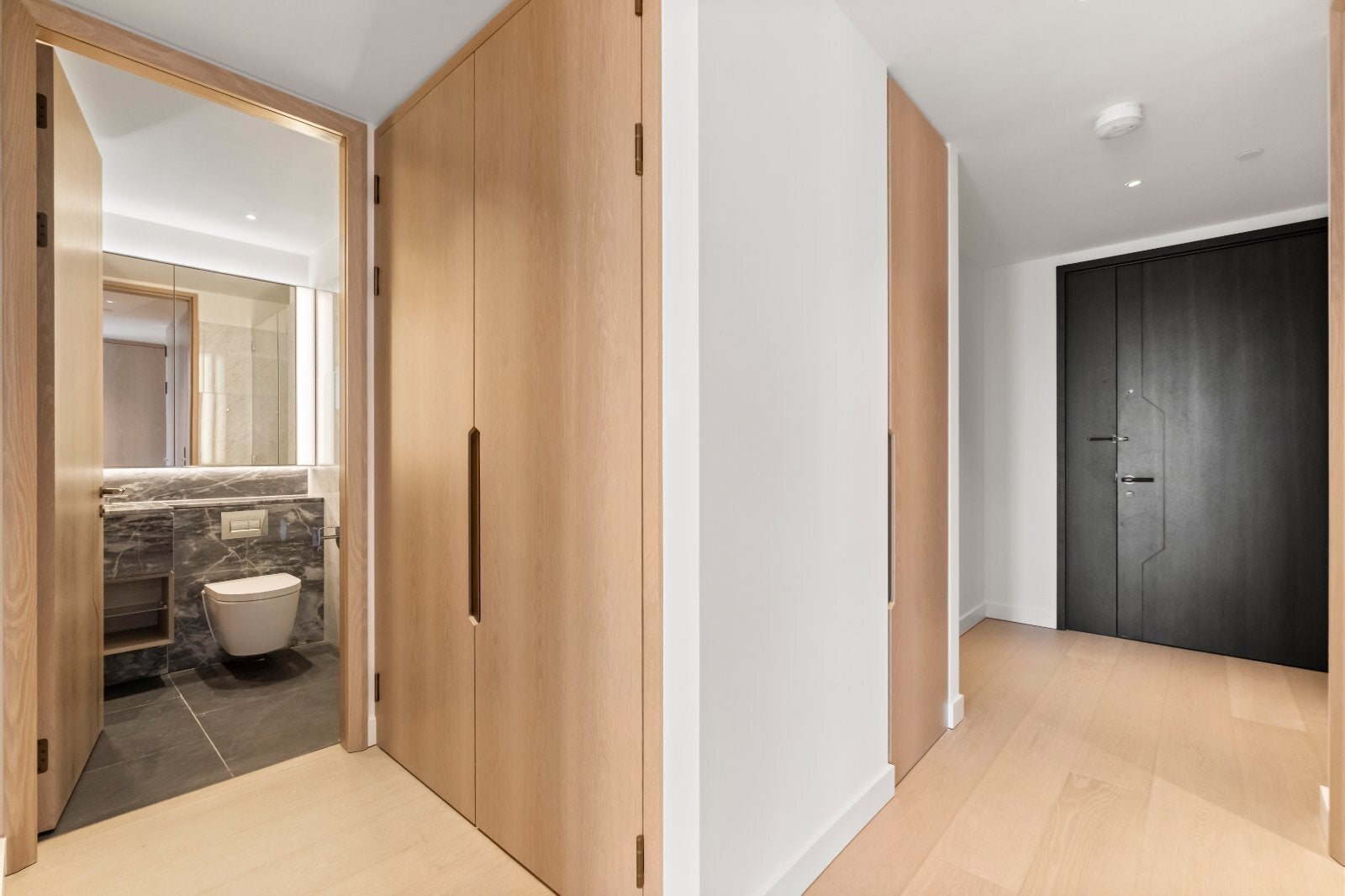 Flat Nine Elms Lane in Greater London