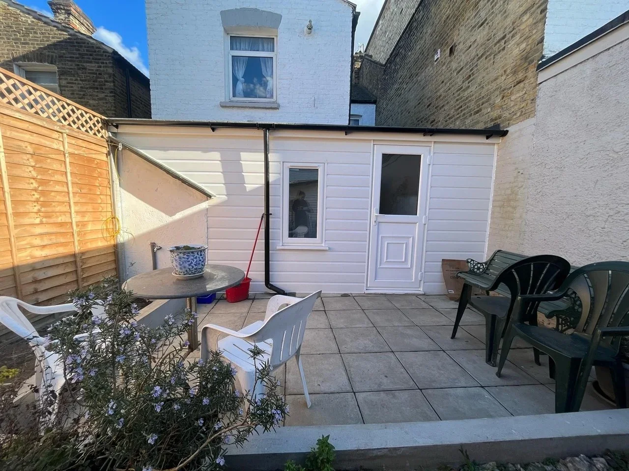 Flat Garratt Lane in Greater London