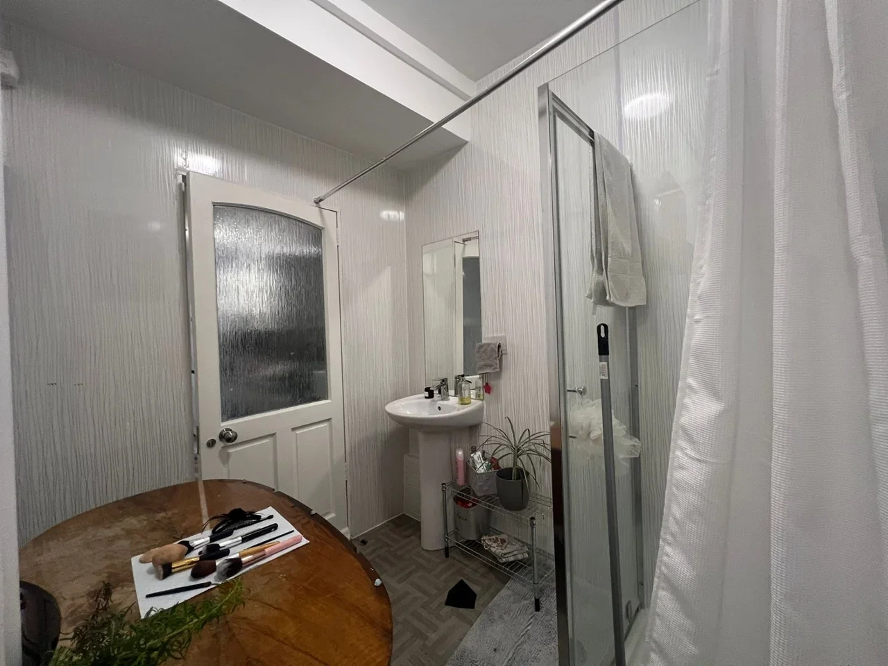 Flat Garratt Lane in Greater London