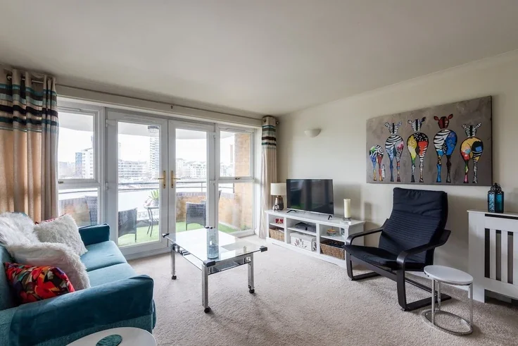 Flat Lombard Road in Greater London