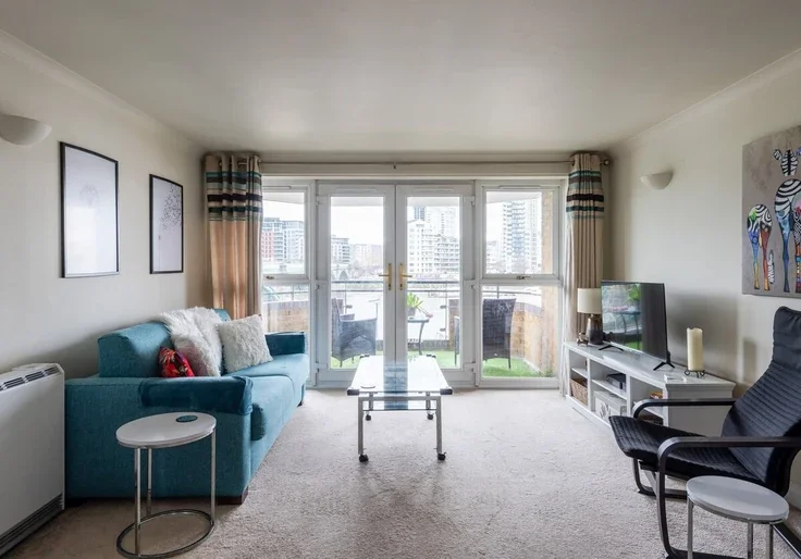 Flat Lombard Road in Greater London