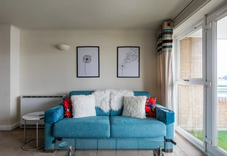 Flat Lombard Road in Greater London