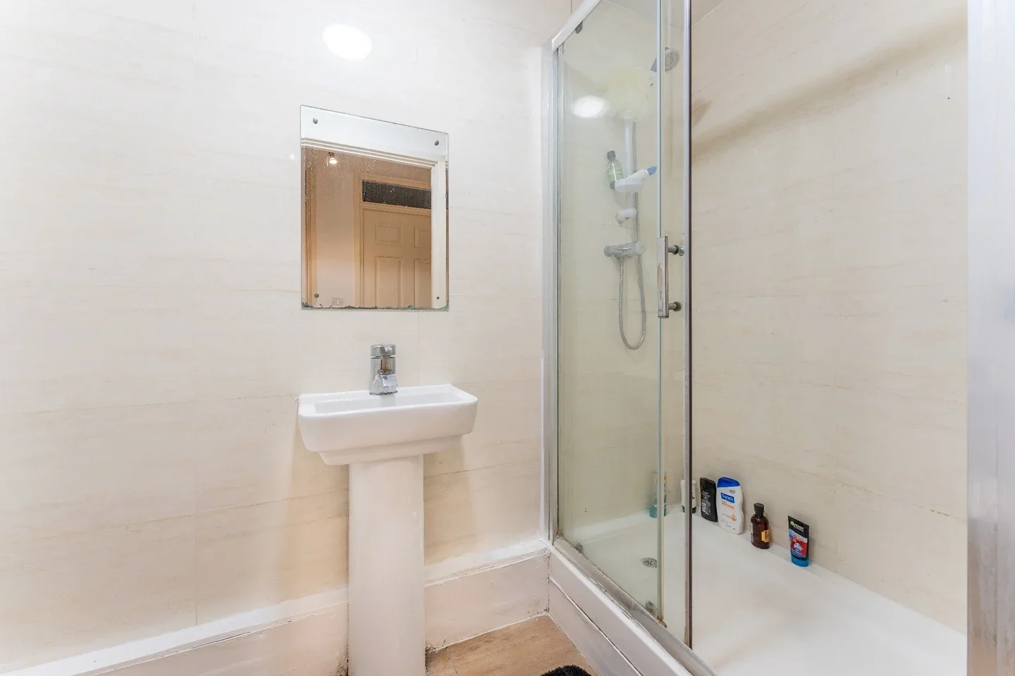 Room Westferry Road in Greater London
