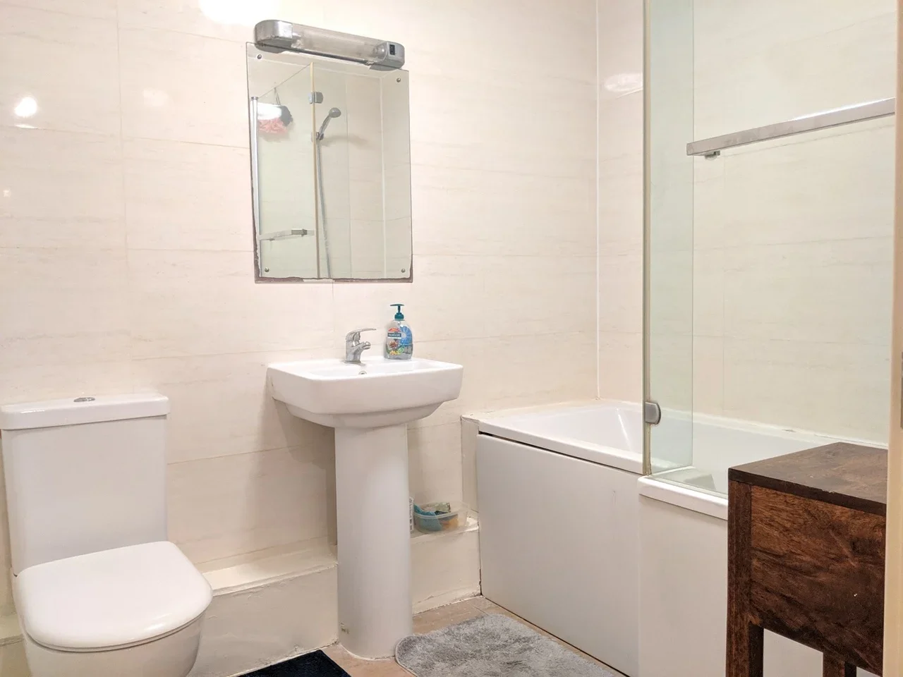 Room Westferry Road in Greater London