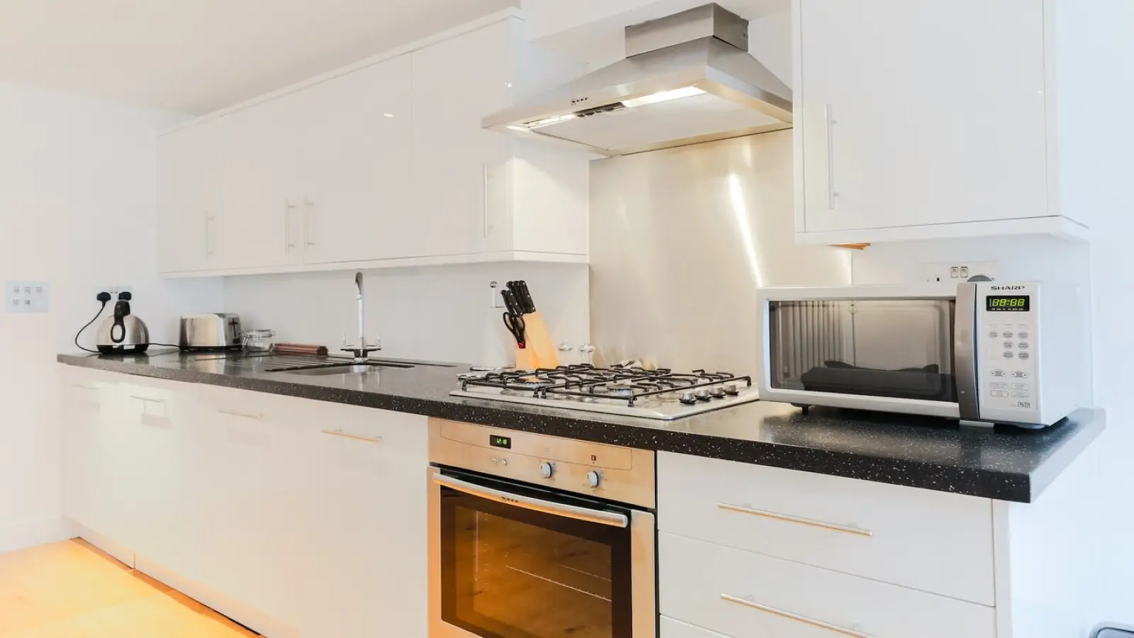 Flat Wellington Street in City of Westminster