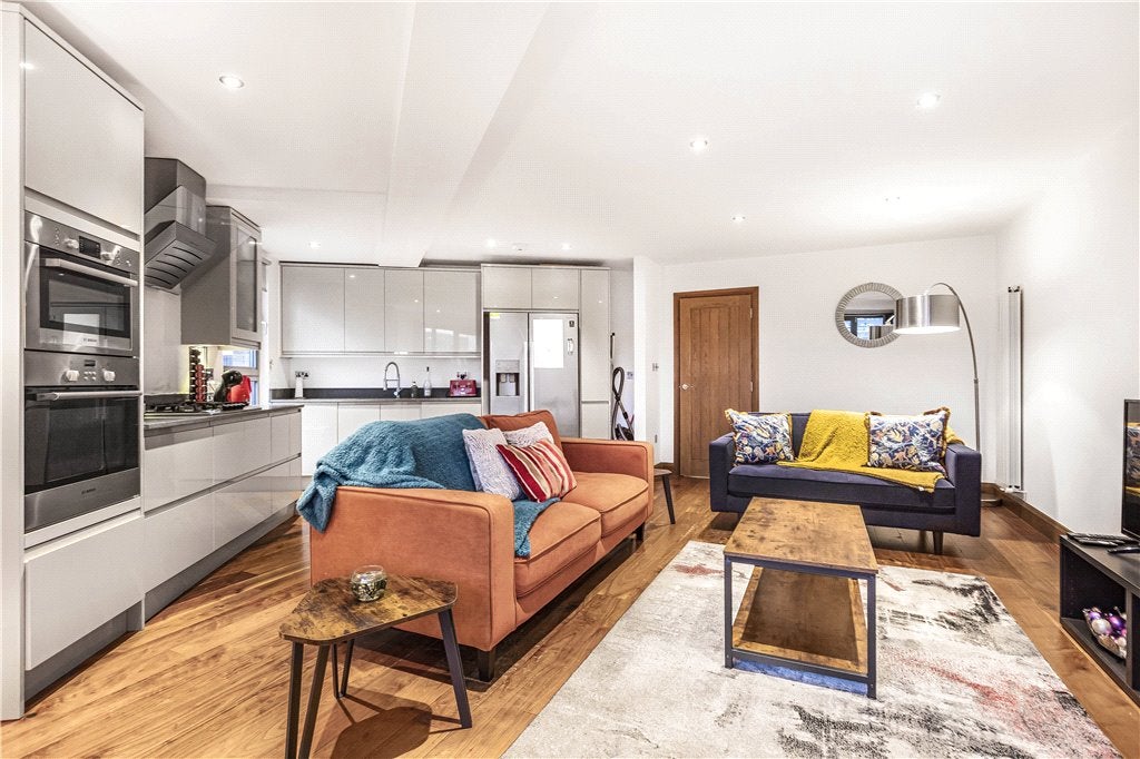 Flat Koops Mill Mews in Greater London