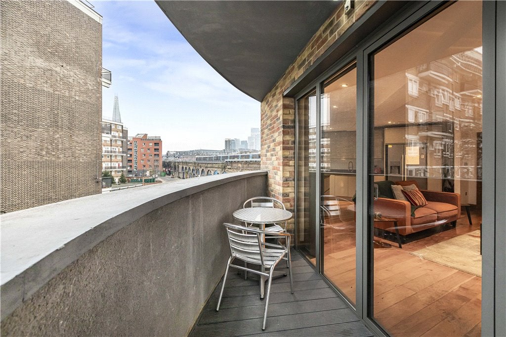 Flat Koops Mill Mews in Greater London