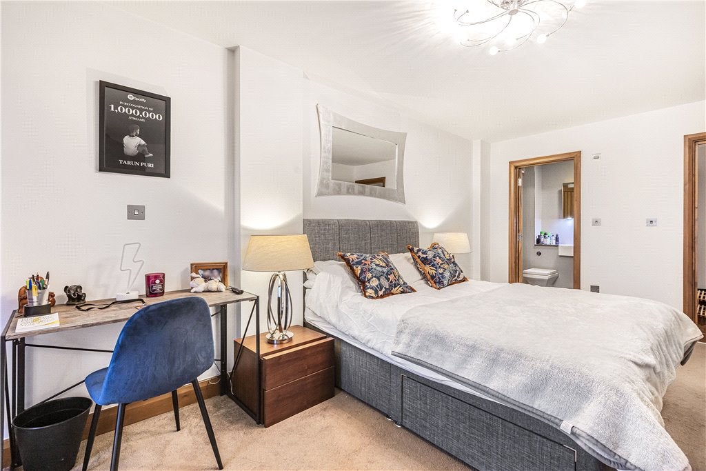 Flat Koops Mill Mews in Greater London