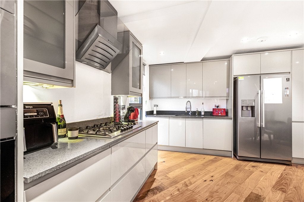 Flat Koops Mill Mews in Greater London