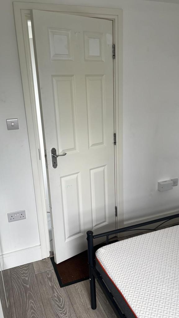 Room West Walk in Greater London