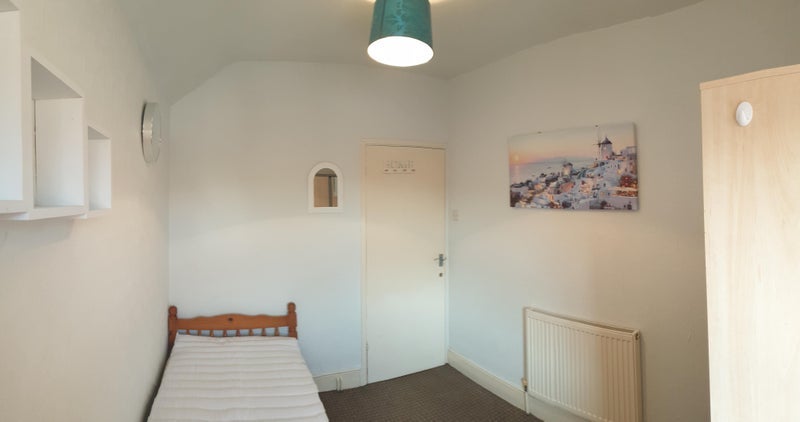 Room Avenue Road in Rugby