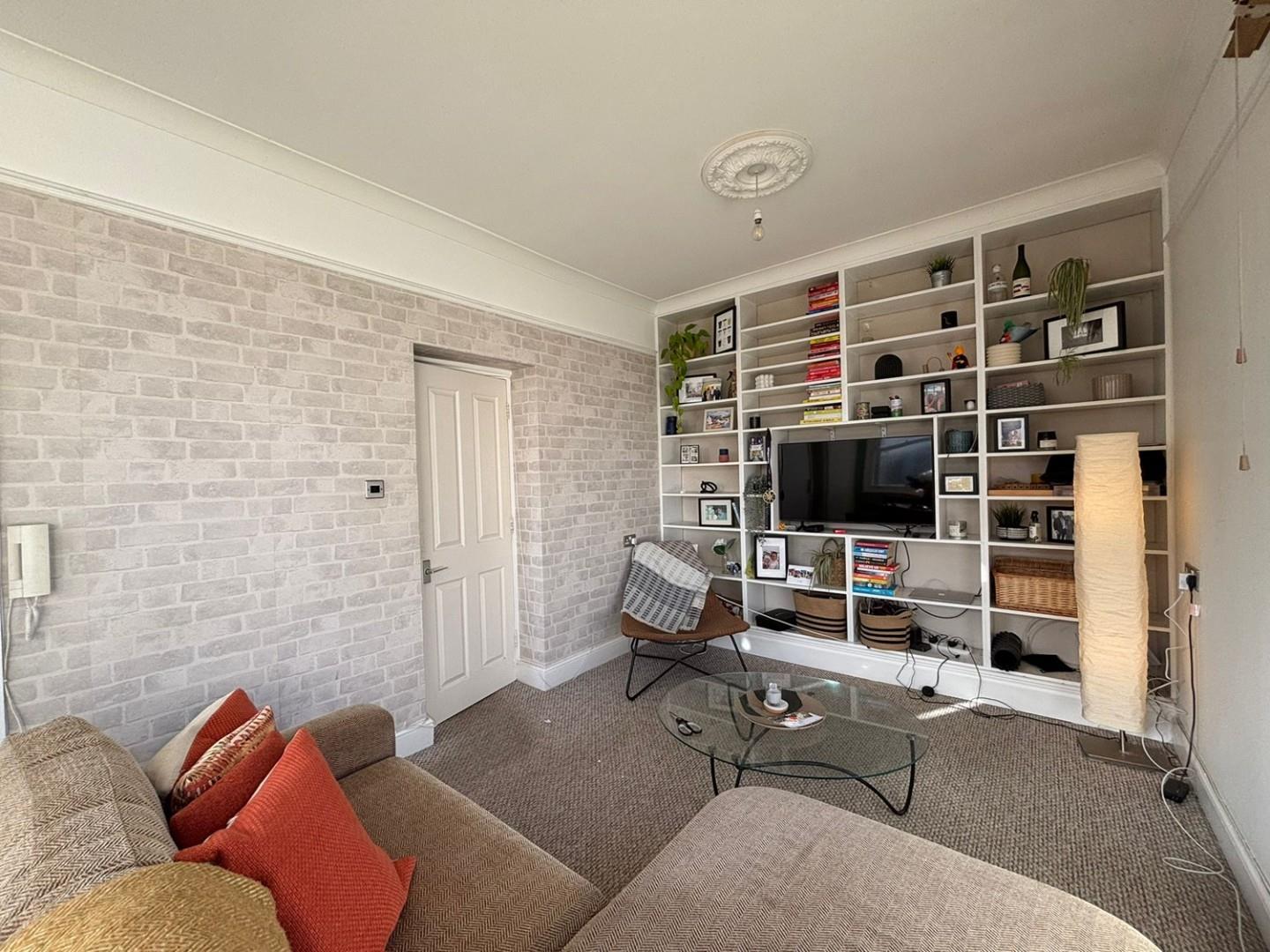 Flat Belvedere Road in Greater London