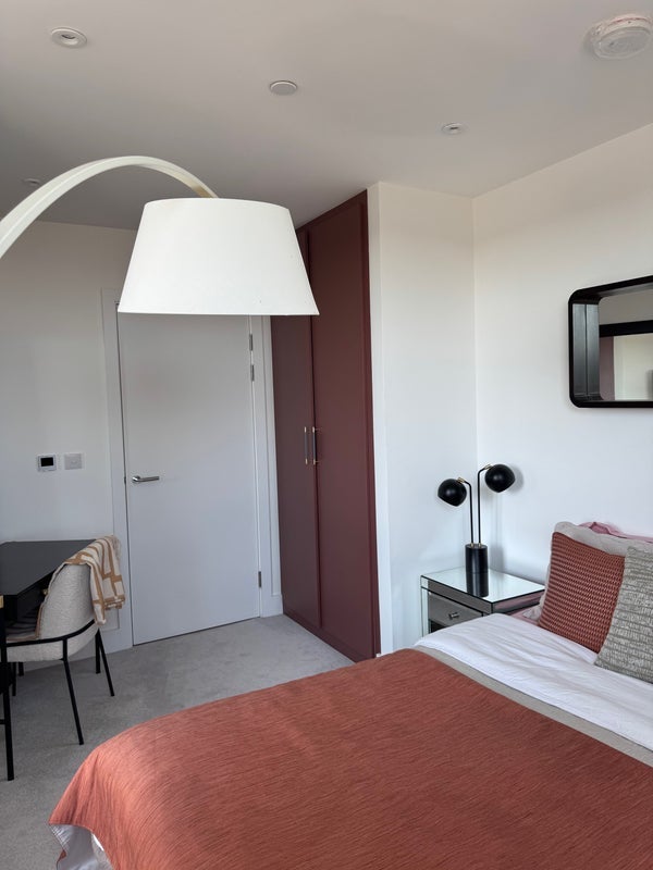 Room Herne Hill Road in Greater London