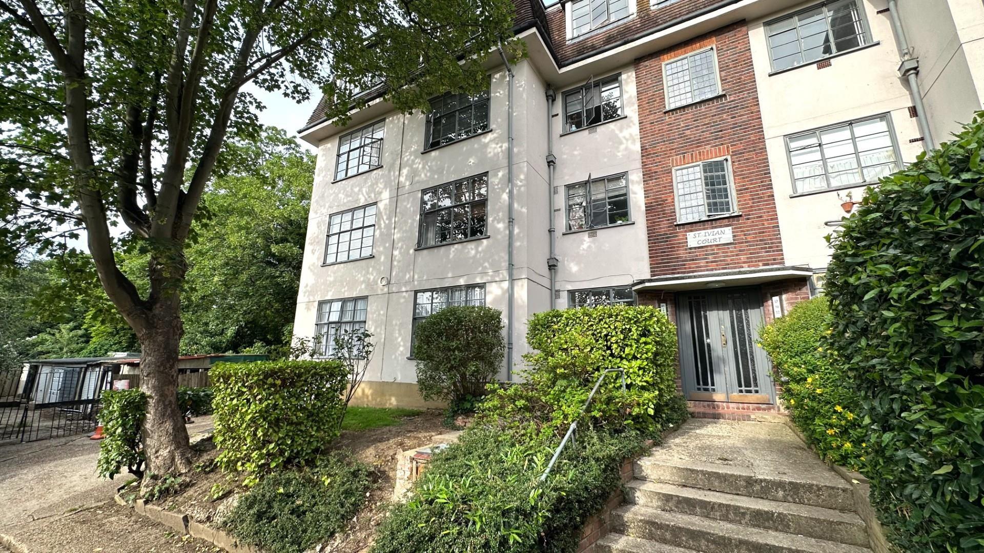 Flat Colney Hatch Lane in Greater London