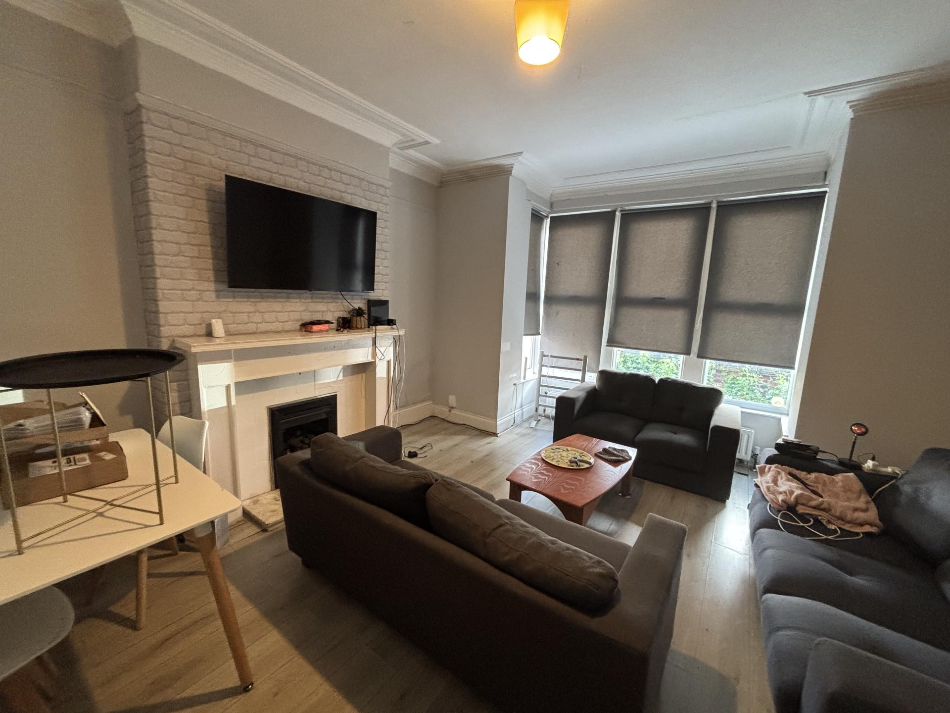 Flat Estcourt Terrace in Leeds