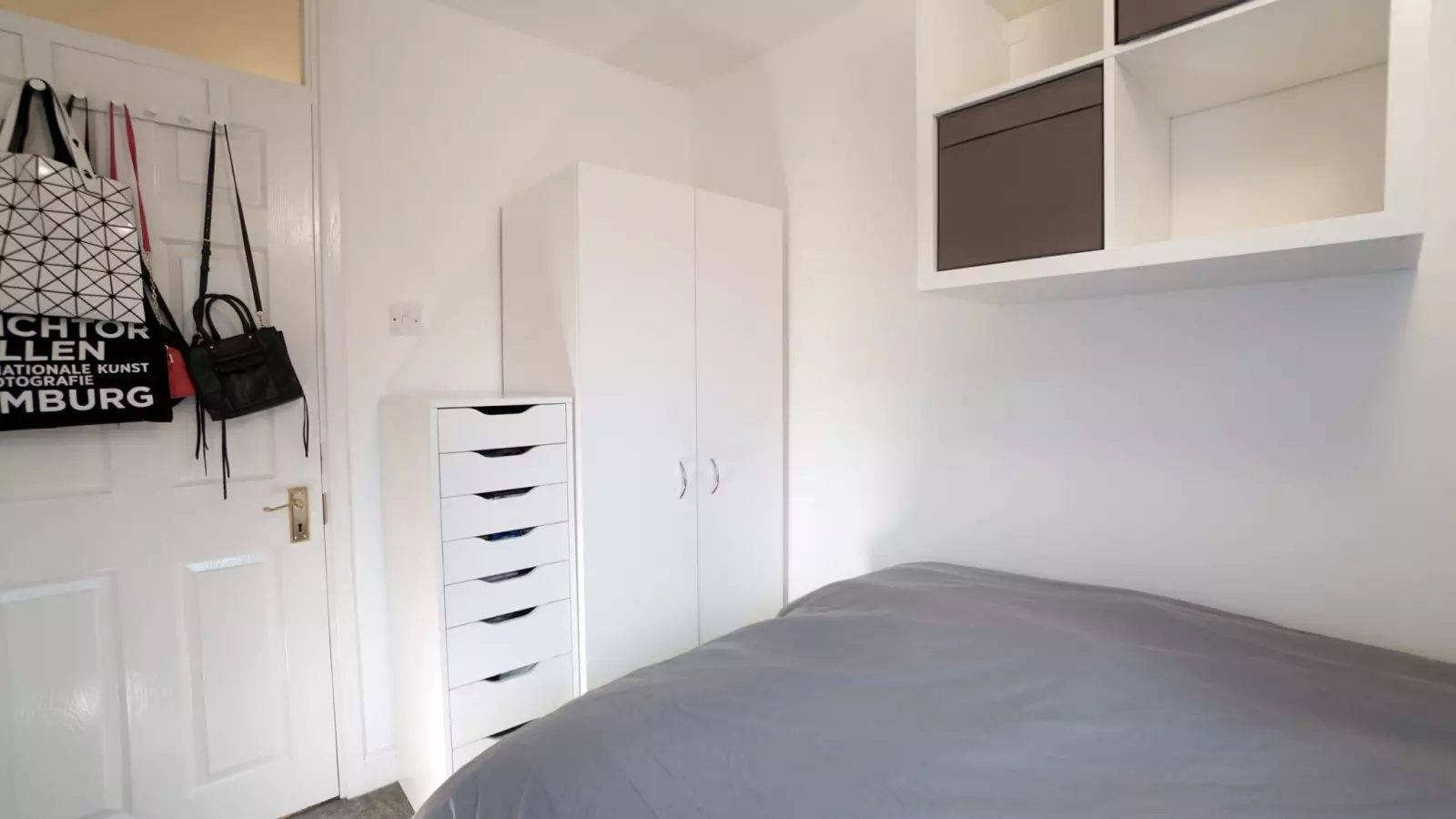 Room Hind Grove in Greater London