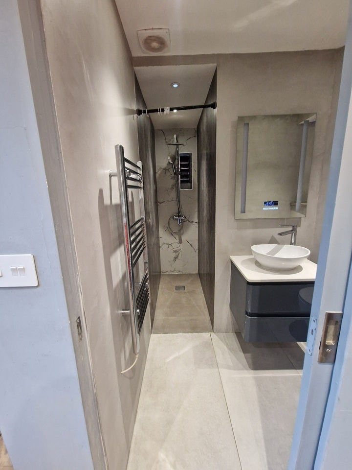 Room Henchman Street in Greater London