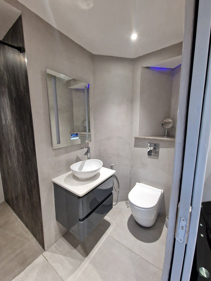 Room Henchman Street in Greater London