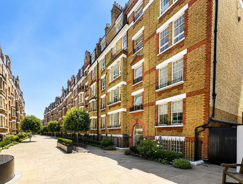 Flat Walton Street in Greater London