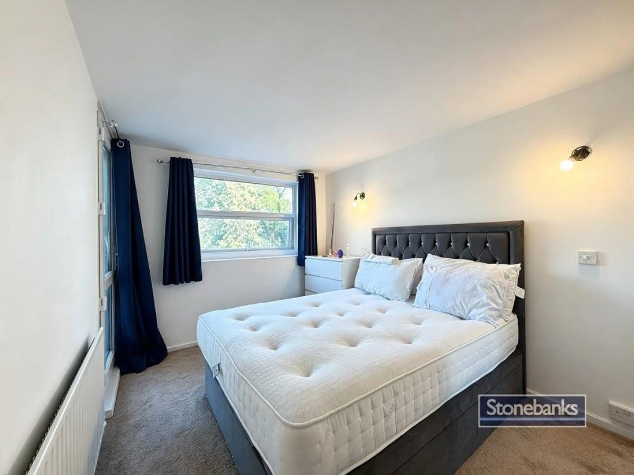 Flat Fairview Court in Greater London