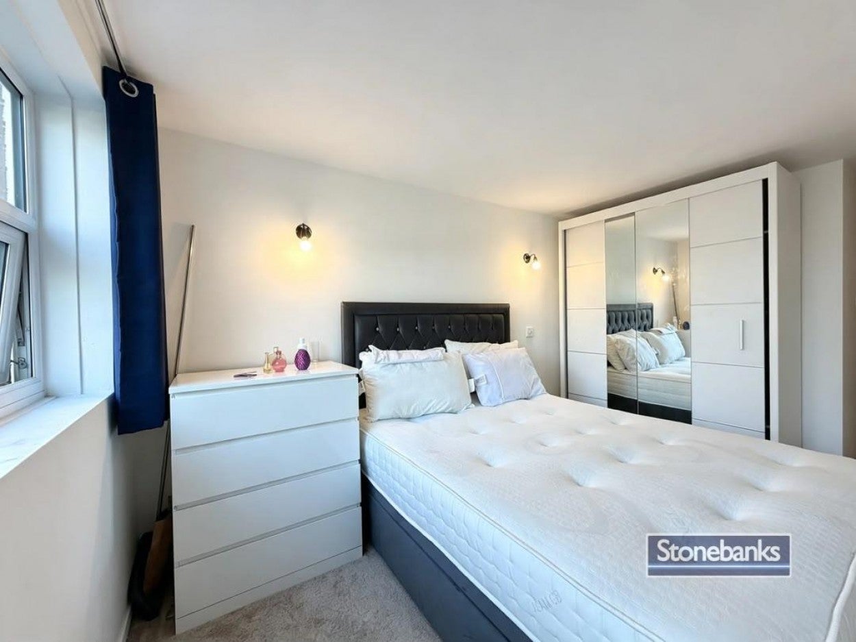 Flat Fairview Court in Greater London