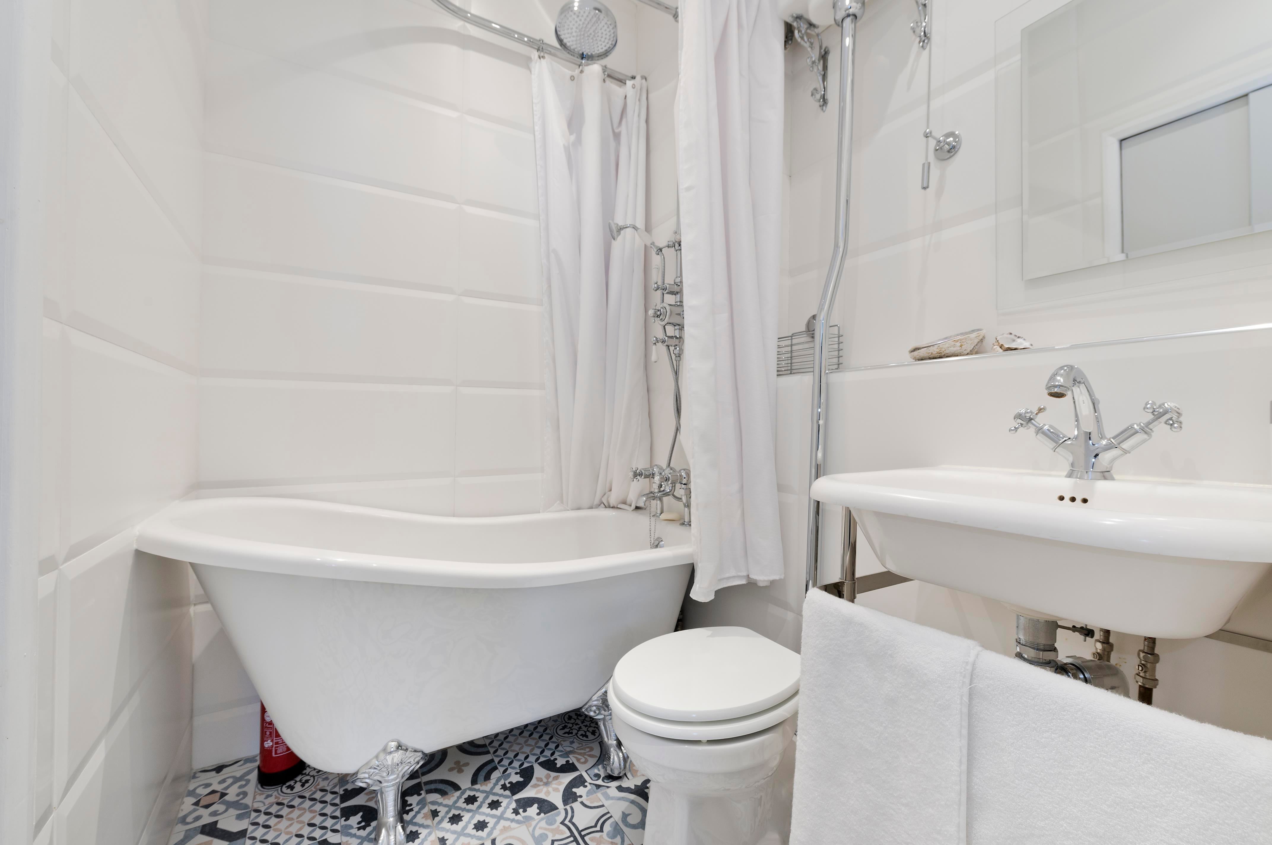 Flat Arundel Gardens in Greater London