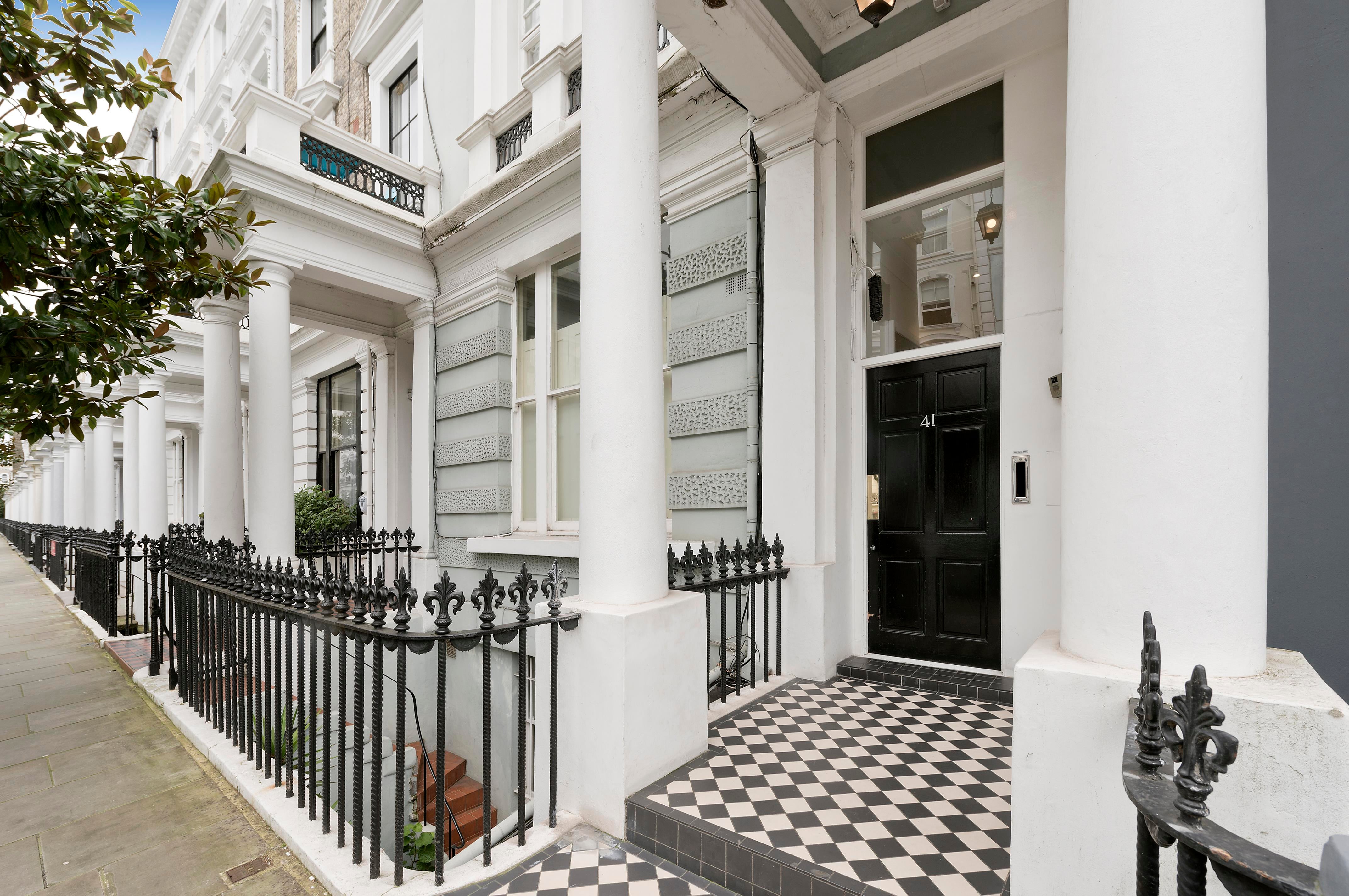 Flat Arundel Gardens in Greater London