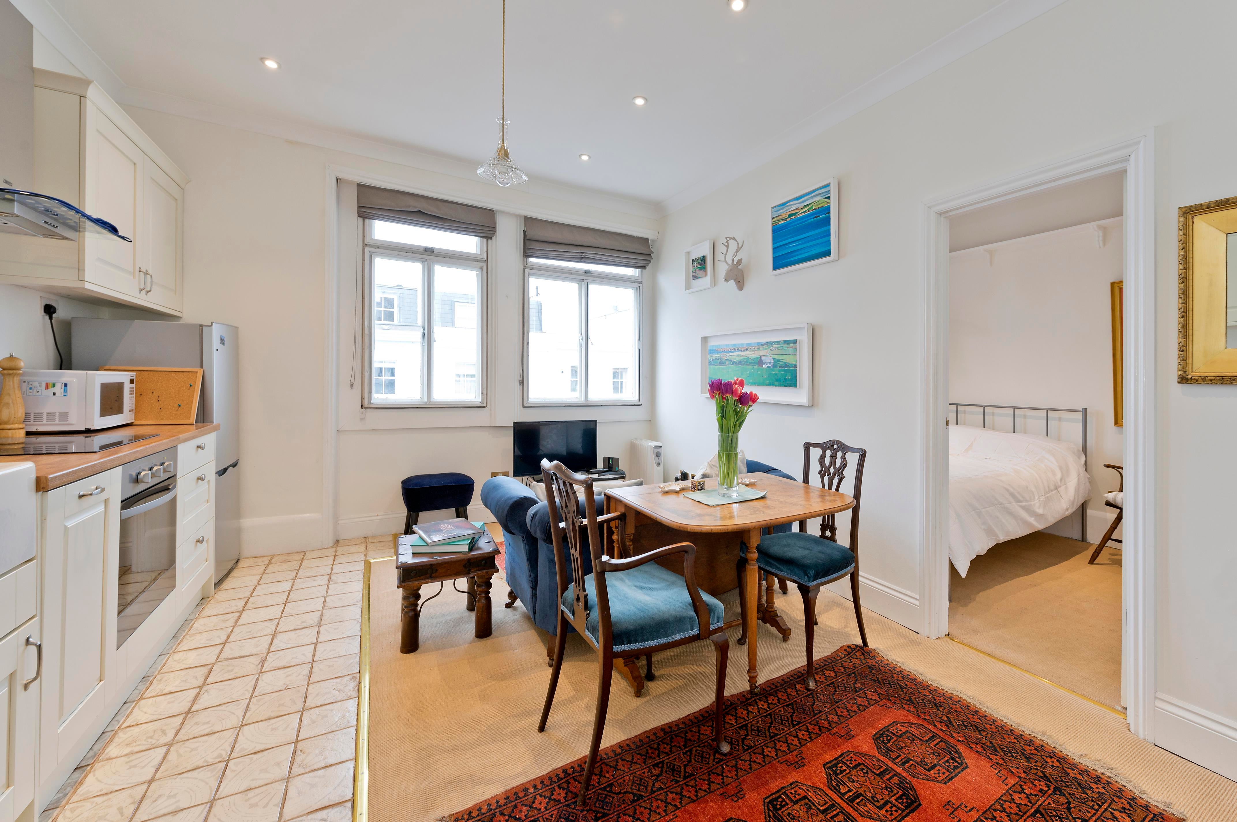 Flat Arundel Gardens in Greater London