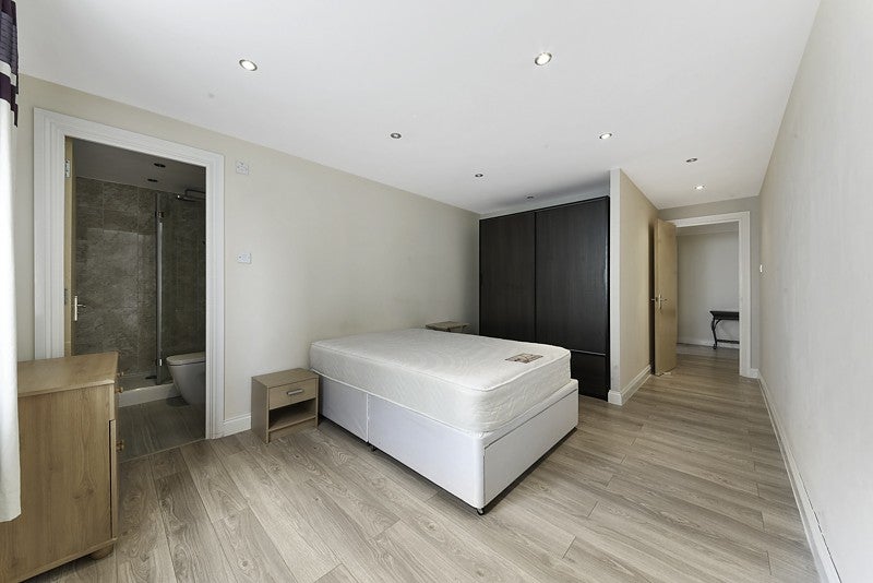 Flat Millennium Drive in Greater London