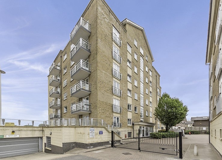 Flat Millennium Drive in Greater London