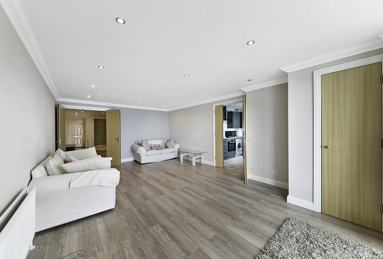 Flat Millennium Drive in Greater London