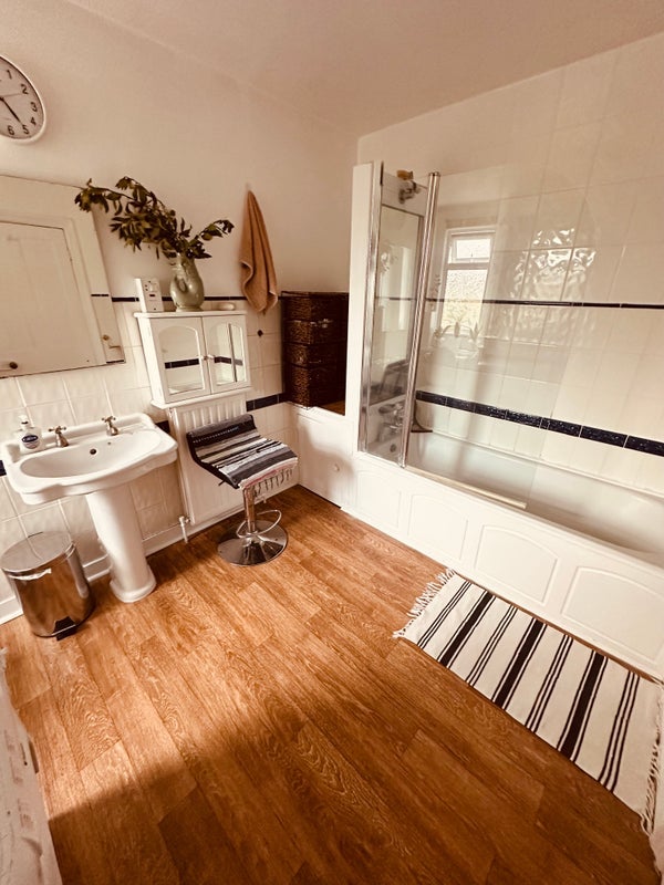 Room Upper Richmond Road West in Greater London