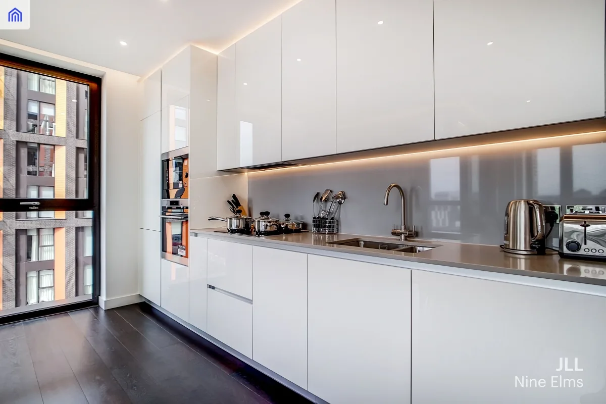 Flat Ponton Road in Greater London