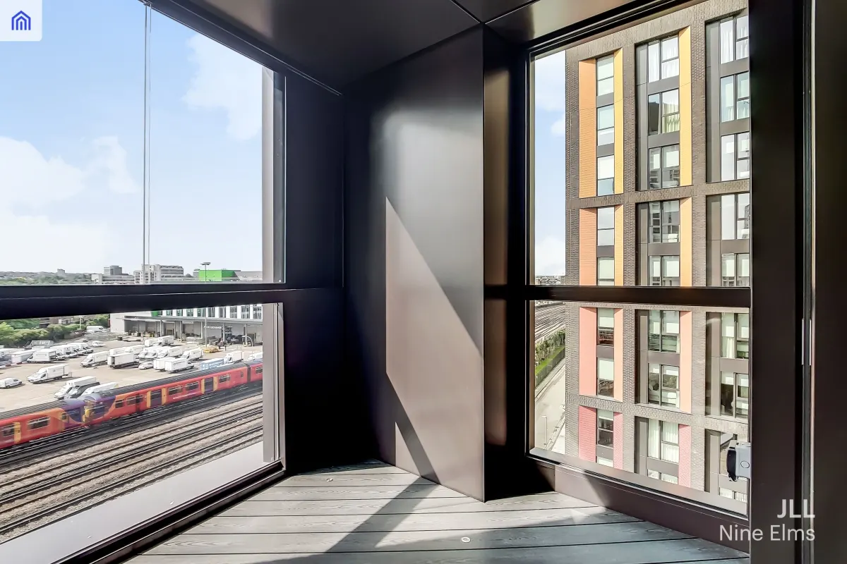 Flat Ponton Road in Greater London