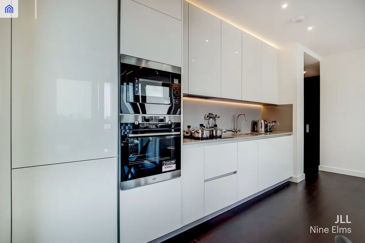 Flat Ponton Road in Greater London
