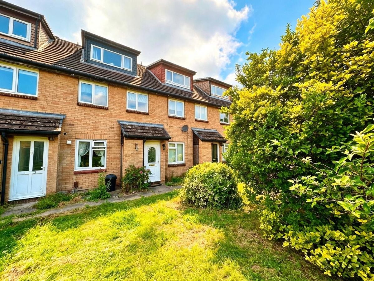 Flat Cornflower Way in Greater London