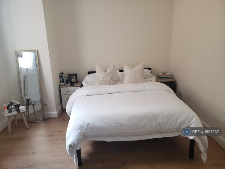 Flat Bentcliffe Lane in Leeds