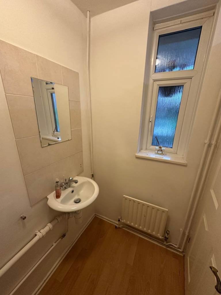 Flat Ballards Lane in Greater London