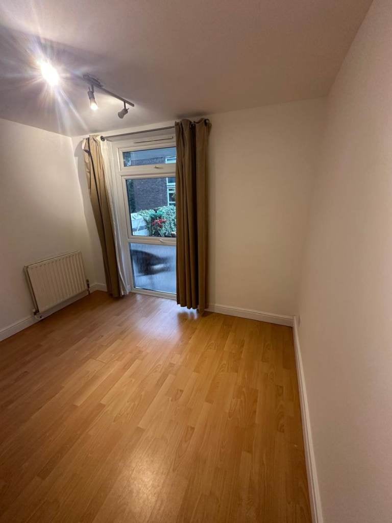 Flat Ballards Lane in Greater London