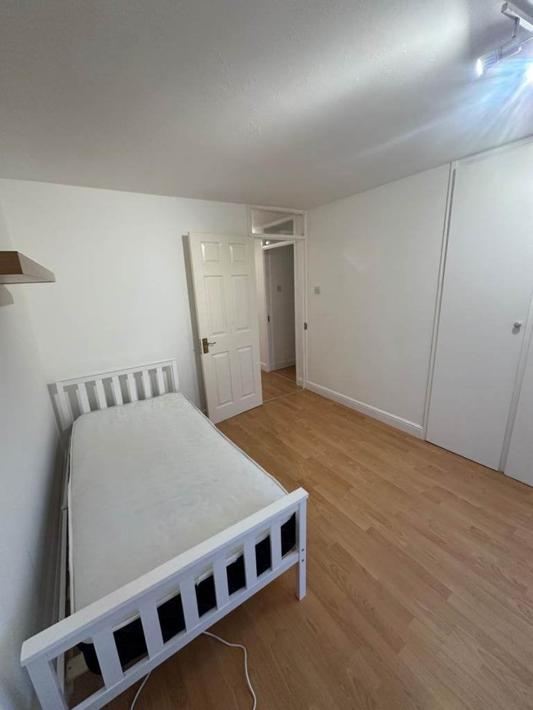 Flat Ballards Lane in Greater London