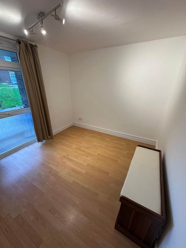 Flat Ballards Lane in Greater London