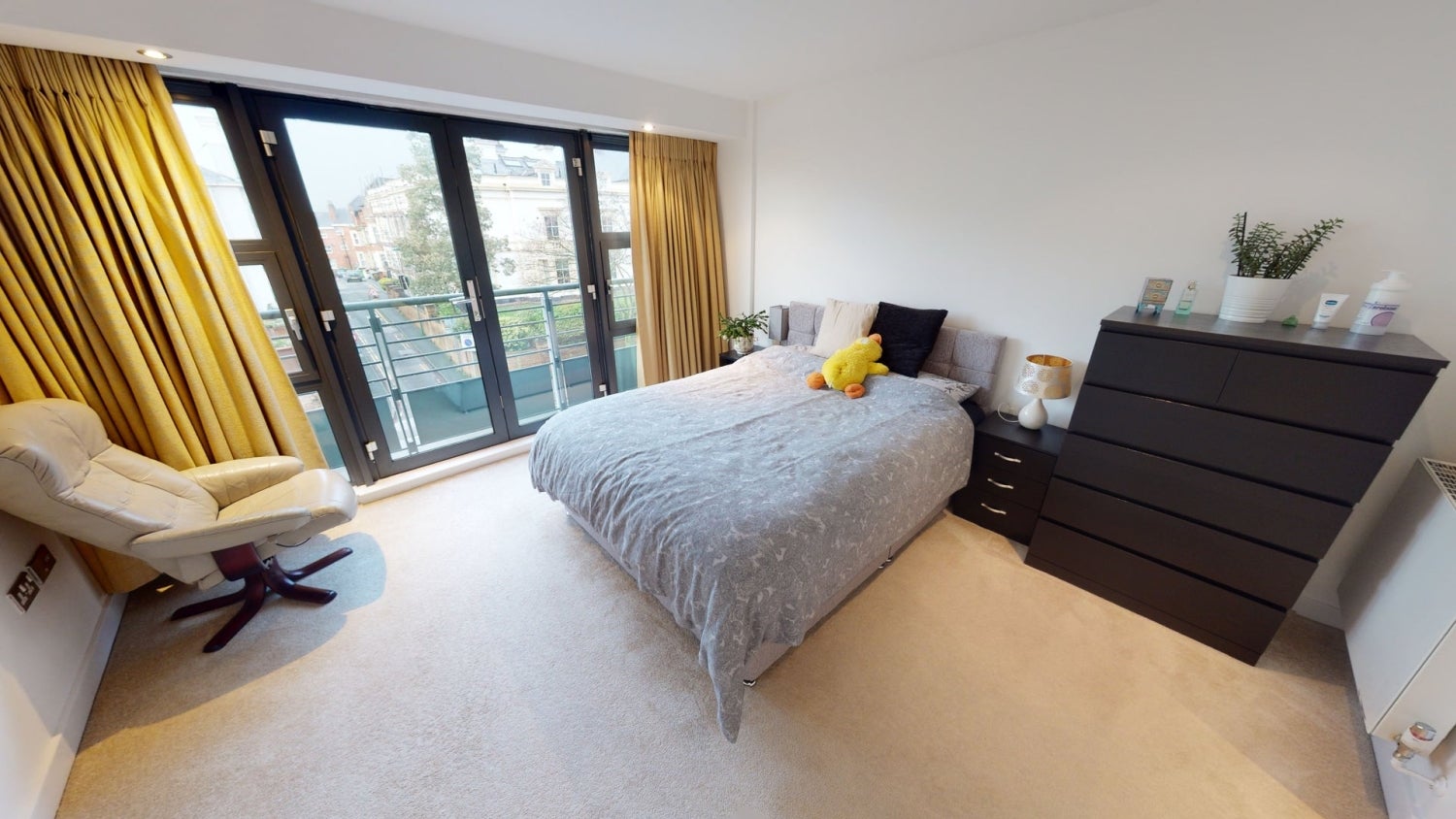 Flat Western Terrace in Nottingham