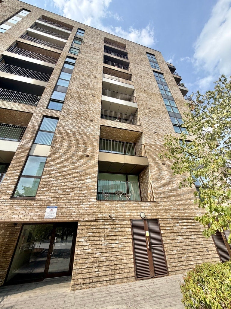 Flat Lakeside Drive in Greater London