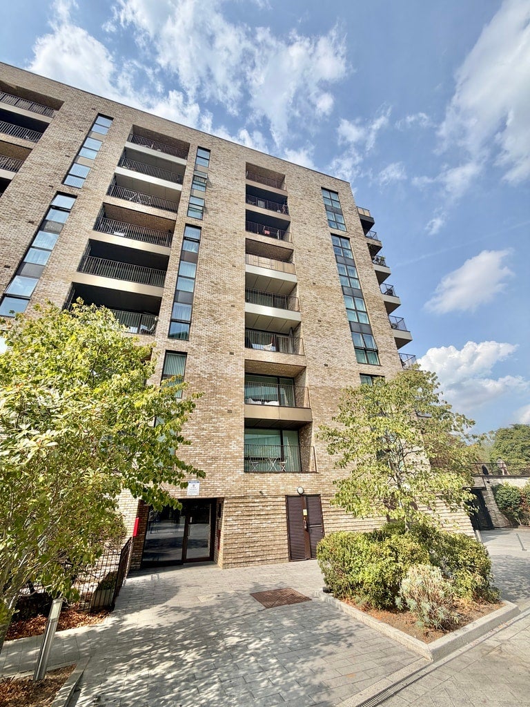 Flat Lakeside Drive in Greater London