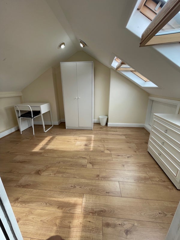 Room High Street North in Greater London