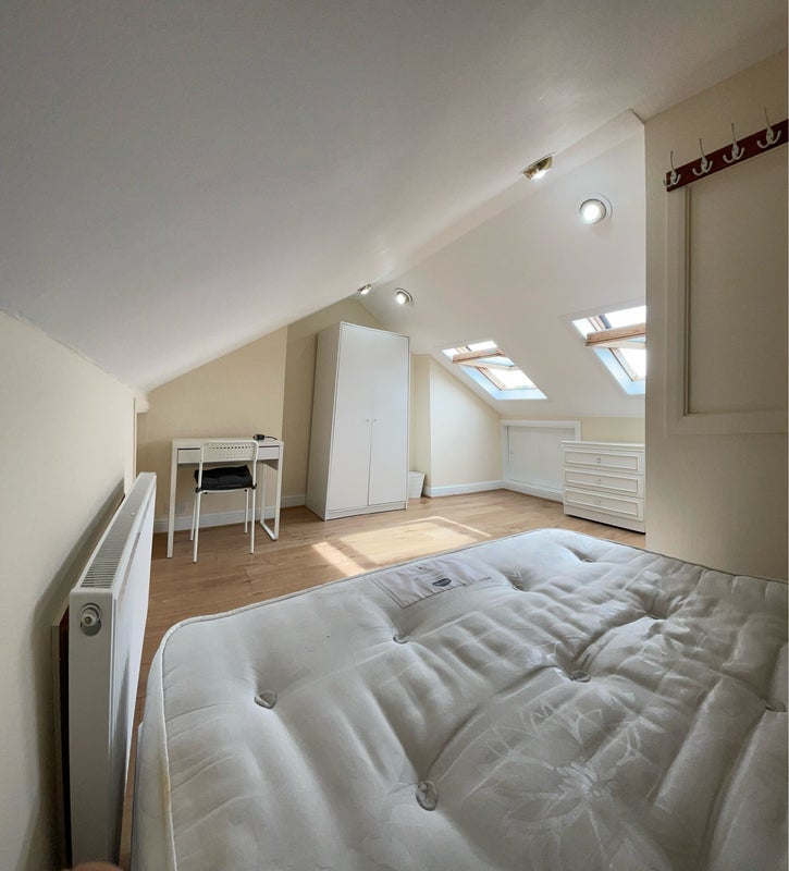 Room High Street North in Greater London