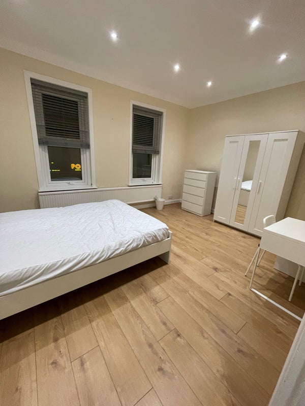Room High Street North in Greater London